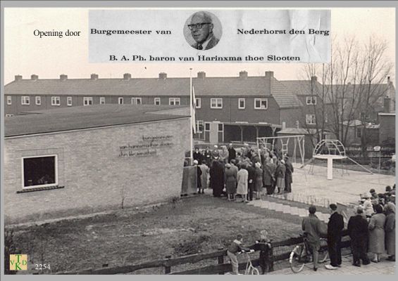 2254 Opening kleuterschool.
Van Harinxma kleuterschool.
