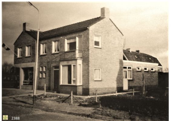 2388_Winkel_van de_kruidenier
Winkel en woning van Piet en Jans v. Huisstede-Hermes.
