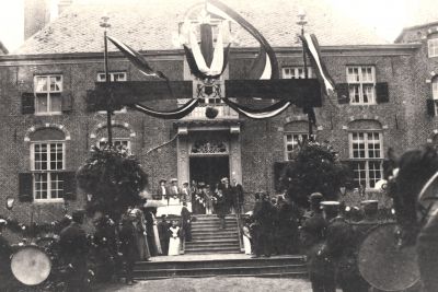 Inhuldiging-Baron-van-Lynden
Inhuldiging Baron van Lynden.
Tot 1912 was hij bewoner van het Kasteel, daarna burgemeester van Utrecht
