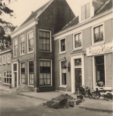 Voorstraat-4
Op de hoek staat het woonhuis en winkel van Radio Kaandorp.
Het pand ernaast is later de bakkerij van v/d Linden.
Dit was vroeger het gemeentehuis.
Trefwoorden: Centrum dorp