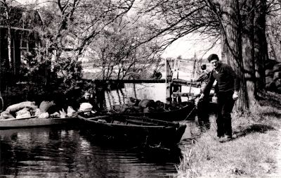 De-Goog
Bertus v.d Velden brengt steenkolen met de boot van  Van Emmerik.
Gelost bij de woning van de heer Kuilman die in de boot zit, links zijn woning.
