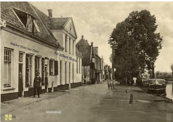 0024 Oude bakker voor de deur.
