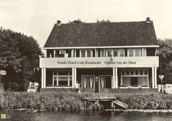 0025 Bondshotel 
Er konden nog bootjes aanmeren.
