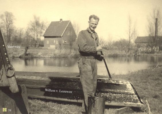 0058 Roeiboot in de teer zetten.
