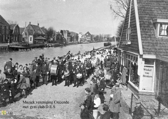 0142 Muziekoptocht_voor_de_woning_van_Brinkers.
