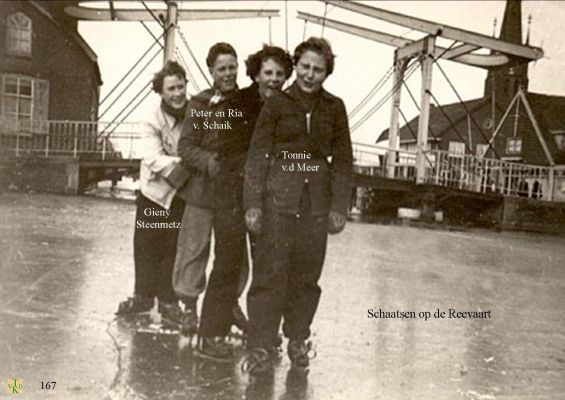 0167 Schaatsen bij de brug over de Reevaart.
