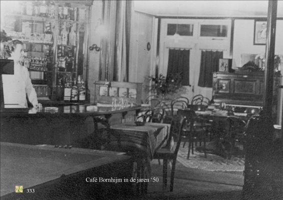 0333  In het café_Bornhijm.
