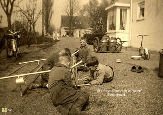 0363 Spelen op het erf.
