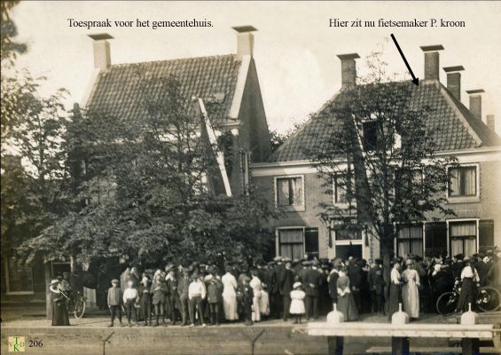 0205 Toespraak bij het gemeentehuis. 
