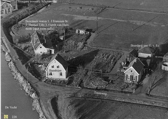 0228__Luchtfoto van boerderij G.van Ee. Rechts
 Voor: Huis van Bornhijm en achter blokje van drie voor verschillende bewooners
