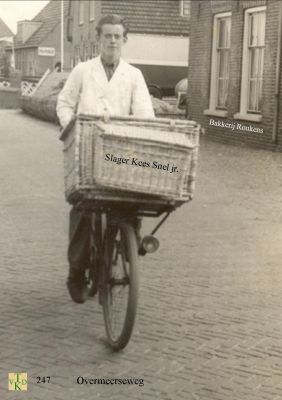 0247  Met de slagersfiets op pad.
