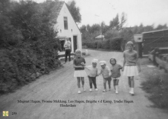 0259 Kinderen op de weg.
