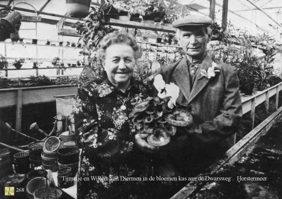 0268 In de bloemenkas.
W.van Diermen met zijn vrouw
