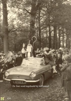 0434 De sint bij het kasteel. 

