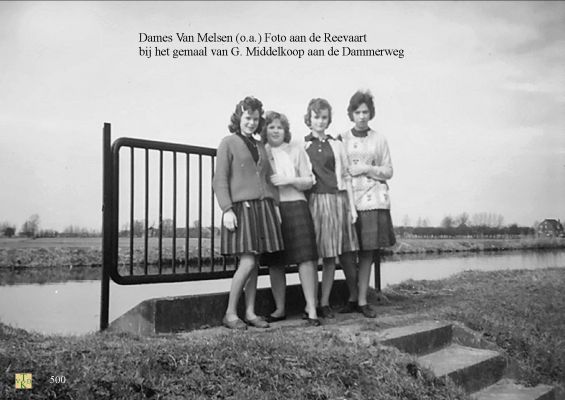 0500__Dames bij het gemaal van Middelkoop. 
