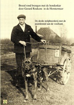 0516 Bakker met hondenkar.
