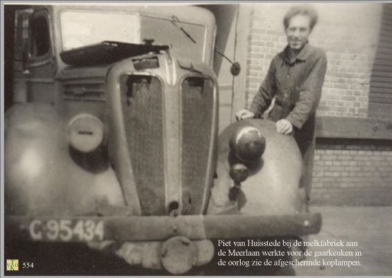 0554 Bij de melkfabriek.
Zie de afgeschermde koplampen {Verplicht in de oorlog}
