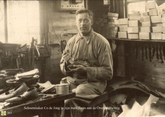 0561 Schoenmaker blijf bij je leest.
