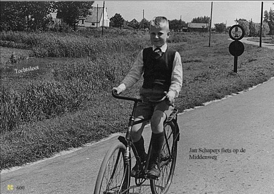 0600  Fietst langs de tochtsloot.
