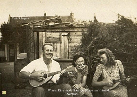 0755 Plezier met de banjo
Op het erf van het Stoomgemaal
