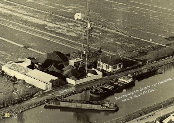 0757  Luchtfoto van de kolen opslag.
