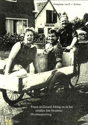 0760 Met zijn drieën in de bakfiets. 
 
