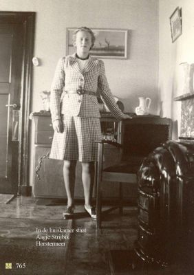 0765 In de huiskamer.
