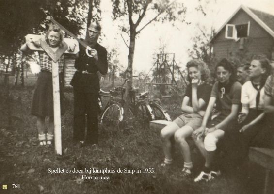 0768 Spellen doen op het zomerkamp.
