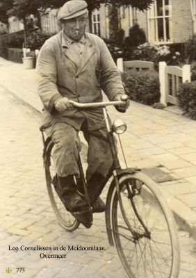 0773 Op de fiets.
