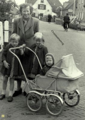 0797 In de wandelwagen.
    
