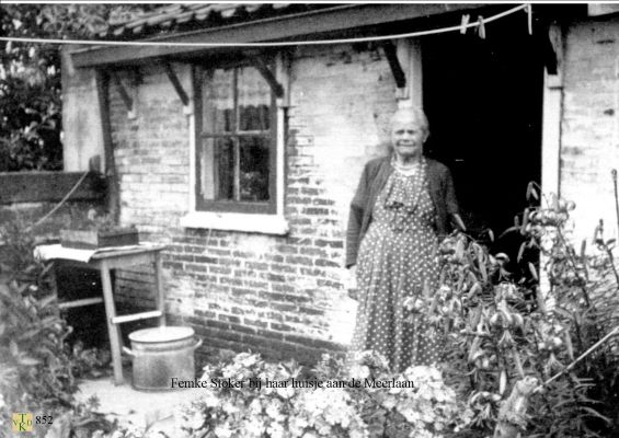 0852 Femke Stoker bij haar huisje. 
aan de Meerlaan  
