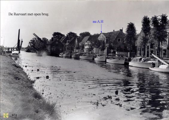 0874 Reevaart met open ophaalbrug. 
