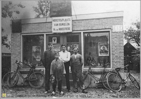 0876 Werkplaats voor fietsen.
van Manus van Huisstede   
