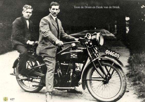 0627   
 Samen op de motor.
