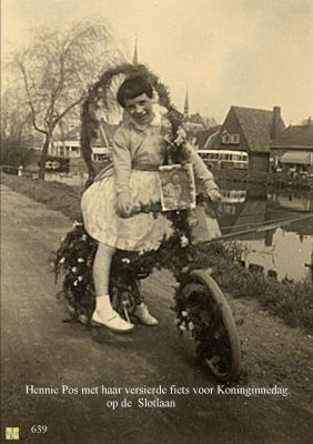 0639 Met de versierde fiets.
 
