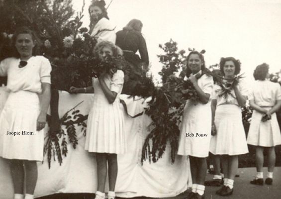 1035 Versieren met bloemen. 
