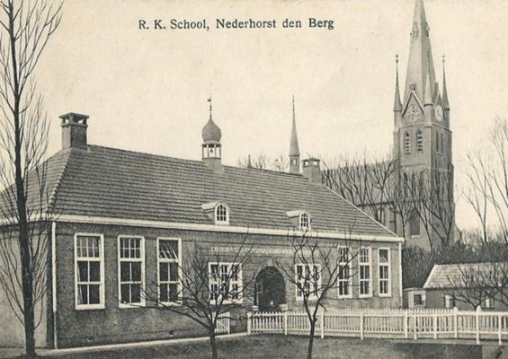 1093  R. K. School met houtenbrug.
