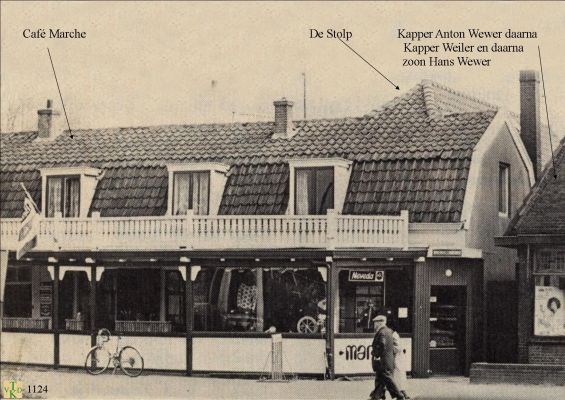 1124 Café Marche. 
Achter het café het dak van de stolp.
