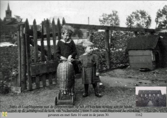 1162 Twee zussen met poppenwagen. 
Ook personen en fietsers werden over gevaren voor 5 cent volgen Jopie.
