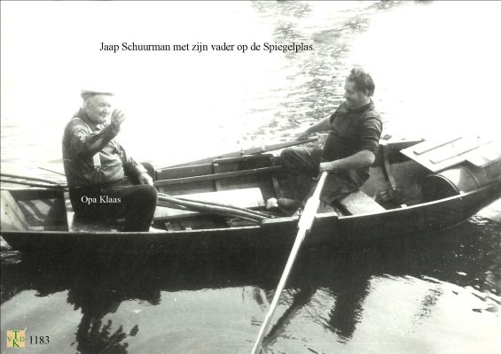 1183 Roeien op de plas.

