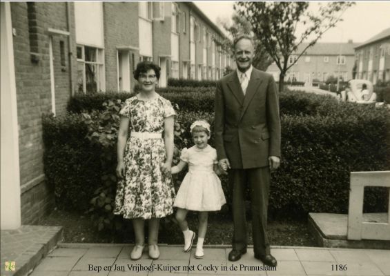 1186 Voor hun woning.
