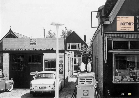 1288 Garage Manus van Huisstede; 
Daarnaast tabakwinkel Hoetmer.
