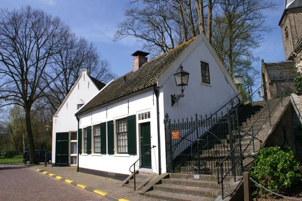 QR_0012
De Kerkstraat was eeuwenlang de belangrijkste straat van het dorp, hier waren de kerk en de dorpsschool, hier woonden de dominee en de schoolmeester. Na het graven van de Reevaart werd de Voorstraat belangrijk. Daar bouwden de welgestelden grote huizen. De Kerkstraat werd daarna dan ook Achterstraat of Achterdorp genoemd.
Het is nu de meest bekeken straat van Nederhorst den Berg met enige rijksmonumenten uit de 17e eeuw en sinds kort ook gemeentelijke monumenten. N 52º 15.807’  O 5º 2.635’
Trefwoorden: QR