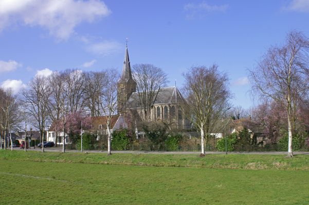QR_0014 Willibrordkerk
Aan het eind van de 8ste eeuw stichtte Liudger de Willibrordkerk. De kerk is gebouwd op een zandheuvel. De 'berg' leverde ons dorp het tweede deel van zijn naam.
Van hieruit vond de kerstening van de noordelijke Vechtstreek plaats. In de 12de eeuw verrees een kerkje van tufsteen, waarvan de toren en het schip nog over zijn. Het gotische koor werd in de 14de eeuw gebouwd. In 1552 kwam er een aanbouw aan de noordkant. Hier is een deurlijst met inscriptie, waarover veel geleerden zich het hoofd gebroken hebben. Na de Reformatie kwam de kerk in gebruik bij de hervormden.
In 2007 vond een grootscheepse restauratie van het interieur plaats, die de kerk weer zo goed mogelijk in de oorspronkelijke staat bracht. N 52º 15.808’  O 5º 2.595’
Trefwoorden: QR
