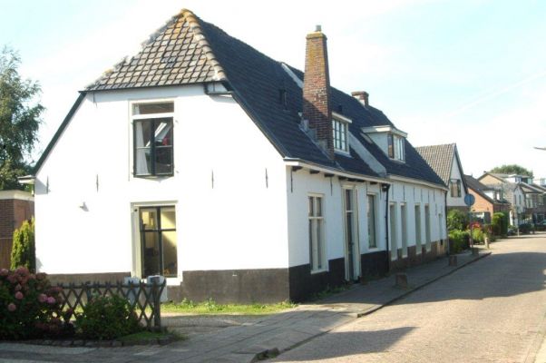 QR_0019 Overmeerseweg 
Aan de uitmonding van het Horstermeer in de Vecht ontstond de nederzetting Overmeer. In de Gouden Eeuw waren er drie buitenplaatsen: Schulpenburg, Overmeer en De Nes. Verder was er een brouwerij en een eendenkooi. In de 18de eeuw werden griendteelt en hoepelbuigerijen belangrijk in deze buurtschap en waren er enige blekerijen. Rond 1900 ging Overmeer economisch achteruit. Na de oorlog verrees hier de eerste sociale woningbouw en kwamen de eerste dorpsuitbreidingen tot stand.
In café-restaurant de Herberg, in het centrum van Overmeer, is het na een wandeling of fietstocht goed toeven op het terras of in het restaurant. N 52º 15.197’  O 5º 2.744’
Trefwoorden: QR