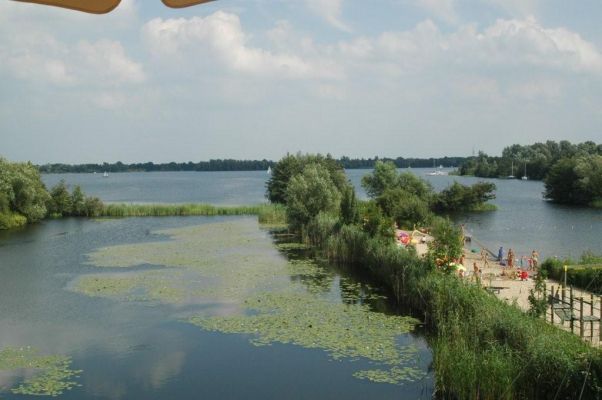 QR_004 Spiegelplas kinderstrandje.
Jarenlang is er aan de recreatie van kinderen gedacht.
N 52º 15.989’  O 5º 2.768
Trefwoorden: QR