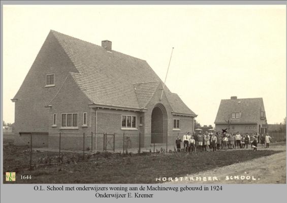 1644 O. L. school met woning.
