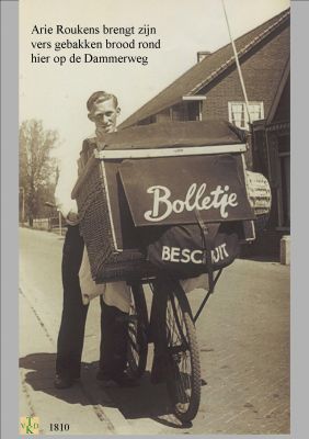 1810 Met de broodmand fiets.
