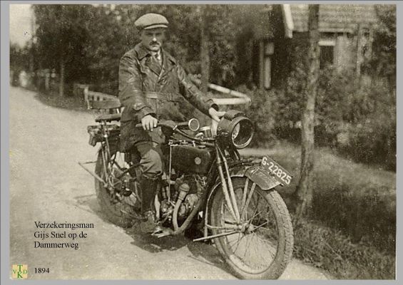 1894 
Op de moter naar de klanten.
