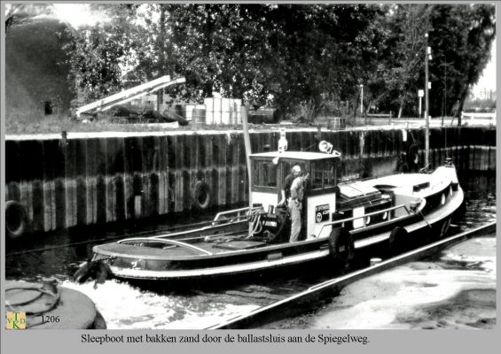 1206 Sleepboot met bakkenzand.
 Door de ballastsluis 
